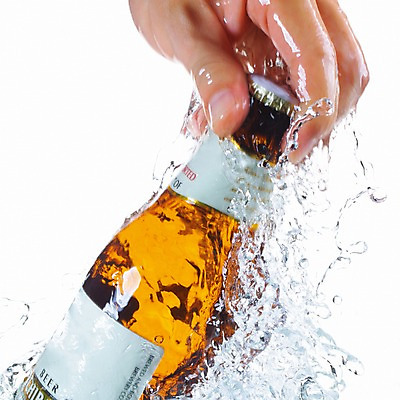 포토 JPG 스튜디오촬영 손 음료 맥주 주류 병맥주 실내 신체부위 물 알코올 시원함 한병 국내포토 자연요소 1 사람 내부 병_담는 파일형식