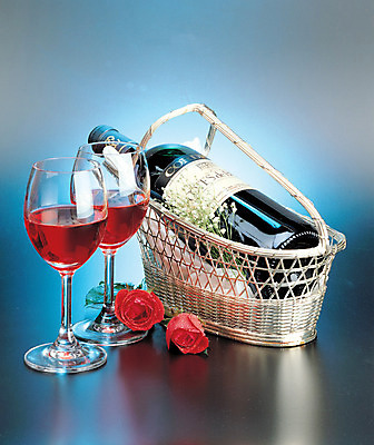 포토 JPG 스튜디오촬영 꽃 음료 잔 주류 실내 사람없음 장식 장미 바구니 와인 알코올 병 두송이 안개꽃 국내포토 식물 식기 2 내부 한해살이풀 파일형식