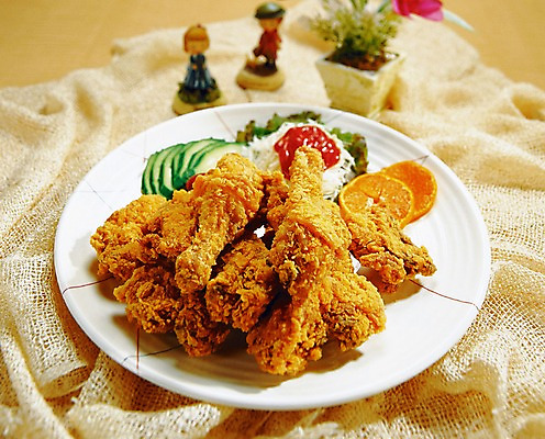 포토 JPG 음식 실내 육류 사람없음 치킨 프라이드치킨 닭고기 샐러드 튀김 매트 닭 천 헝겊 국내포토 식재료 조류 내부 직물 닭고기요리 파일형식 천_직물