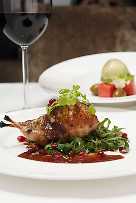 포토 JPG 음식 와인잔 실내 육류 사람없음 와인 닭고기 닭 애피타이저 바비큐 닭다리 국내포토 술잔 식재료 조류 주류 내부 파일형식