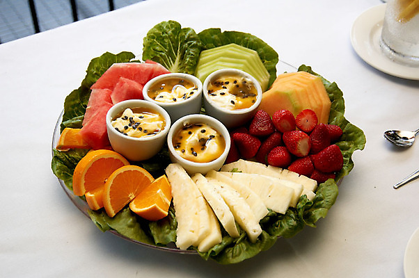 포토 JPG 스튜디오촬영 그릇 접시 열매 음식 오렌지 과일 탁자 딸기 디저트 수박 수저 실내 사람없음 농작물 숟가락 멜론 파인애플 국내포토 식물 식기 가구 농업 내부 열대과일 파일형식