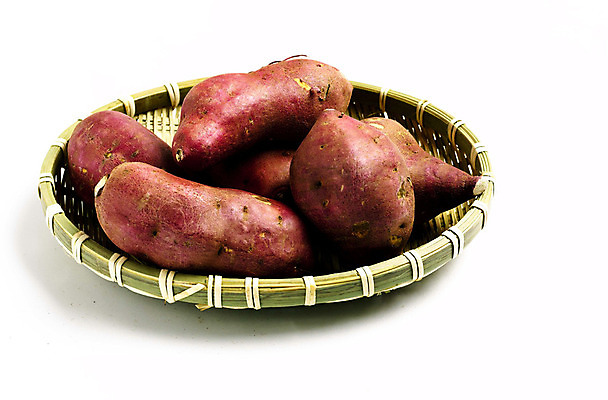 포토 JPG 스튜디오촬영 음식 다수 채소 식재료 실내 사람없음 농작물 바구니 여러개 자주색 고구마 채반 국내포토 그릇 컬러 농업 뿌리채소 내부 파일형식