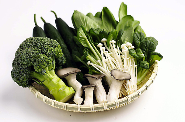 포토 JPG 스튜디오촬영 음식 다수 채소 식재료 오이 실내 사람없음 초록색 농작물 바구니 여러개 버섯 다양 브로콜리 청경채 팽이버섯 송이버섯 채반 국내포토 그릇 컬러 농업 내부 파일형식