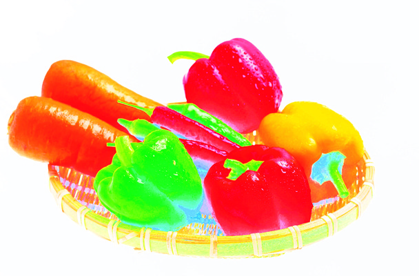 포토 JPG 스튜디오촬영 음식 다수 채소 식재료 고추 파프리카 실내 사람없음 빨간색 초록색 농작물 노란색 바구니 주황색 여러개 당근 다양 물방울 채반 국내포토 그릇 컬러 농업 뿌리채소 내부 파일형식