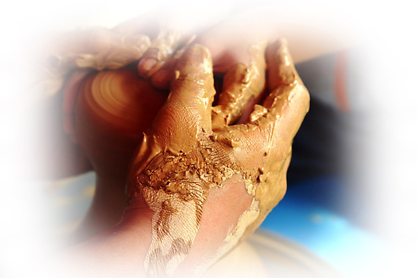 PSD 편집이미지 한국문화 손 문화 예술 실내 미술 신체부위 도자기 가르침 강의 도자기공예 공예 공예품 만들기 토기 과정 시범 이미지편집 동양문화 교육 컨셉 모션 문화예술 한국 사람 취미 내부 용기_그릇 파일형식