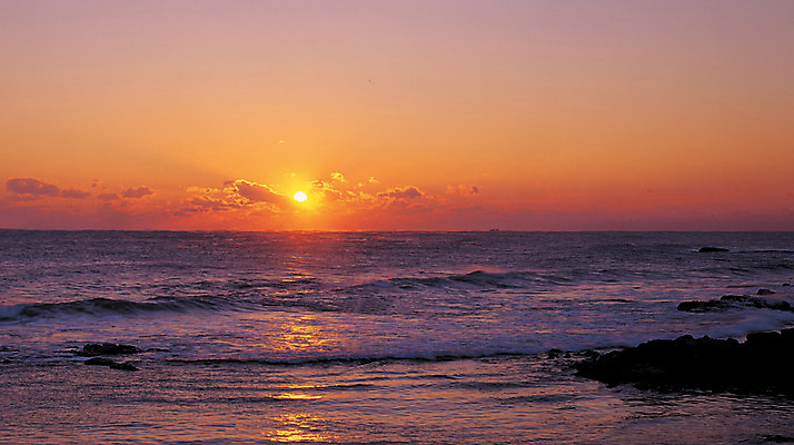 포토 JPG 구름 파도 바다 컬러 자연 하늘 한국 파노라마 풍경 해변 사람없음 야외 일출 상쾌 동해 국내포토 자연요소 감정 아시아 촬영기법 노을 생태계 파일형식