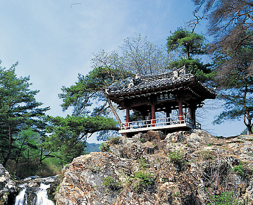 포토 JPG 나무 식물 구름 건축물 로우앵글 컬러 자연 하늘 산 한국 파노라마 풍경 사람없음 야외 폭포 돌_바위 바위 상쾌 정자 속리산 장각폭포 국내포토 자연요소 건축 감정 아시아 뷰포인트 촬영기법 생태계 보은 파일형식