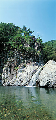 포토 JPG 나무 식물 컬러 자연 산 한국 파노라마 풍경 사람없음 야외 절벽 폭포 흐름 돌_바위 바위 경상북도 경상도 상쾌 산기슭 내연산 포항 국내포토 감정 아시아 컨셉 촬영기법 생태계 파일형식