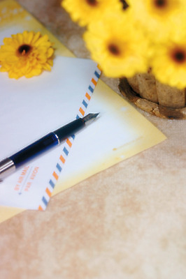 포토 JPG 식물 꽃 컬러 여러송이 백그라운드 봉투 실내 사람없음 아웃포커스 필기구 만년필 노란색 편지지 데이지 국내포토 다수 문구용품 촬영기법 내부 펜 편지 파일형식