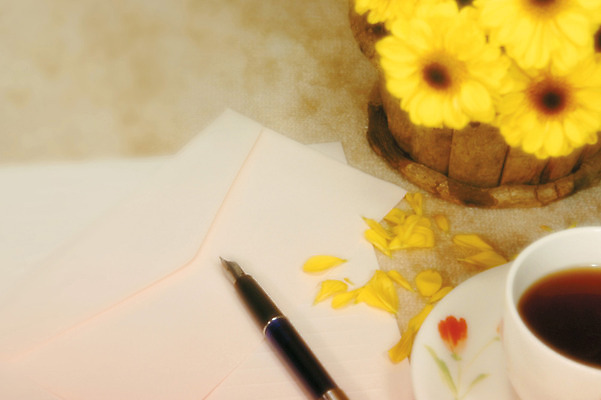 포토 JPG 식물 꽃잎 꽃 커피 음료 컬러 여러송이 백그라운드 봉투 실내 사람없음 아웃포커스 하이앵글 만년필 커피잔 편지지 데이지 국내포토 뷰포인트 다수 잔 촬영기법 내부 펜 편지 파일형식