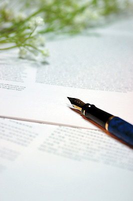 포토 JPG 식물 문자 꽃 종이 컬러 여러송이 백그라운드 텍스트 실내 사람없음 아웃포커스 필기구 만년필 문서 안개꽃 국내포토 다수 문구용품 촬영기법 내부 펜 한해살이풀 파일형식