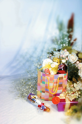 포토 JPG 식물 꽃 컬러 여러송이 백그라운드 실내 선물 사람없음 아웃포커스 장식 선물상자 종이봉투 샴페인 국내포토 다수 봉투 주류 촬영기법 내부 상자 파일형식