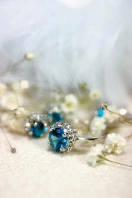 포토 JPG 식물 꽃 컬러 여러송이 백그라운드 실내 사람없음 아웃포커스 흰색 반지 보석 안개꽃 국내포토 다수 장신구 촬영기법 내부 광석 한해살이풀 파일형식