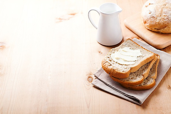 포토 JPG 스튜디오촬영 음식 빵 디저트 실내 사람없음 빵집 우유 천 식빵 버터 호밀빵 헝겊 나무도마 나무배경 국내포토 백그라운드 유제품 도마 내부 목재 상점 직물 파일형식 천_직물