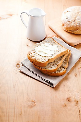 포토 JPG 스튜디오촬영 음식 빵 디저트 실내 사람없음 빵집 우유 천 식빵 버터 호밀빵 헝겊 나무도마 나무배경 국내포토 백그라운드 유제품 도마 내부 목재 상점 직물 파일형식 천_직물