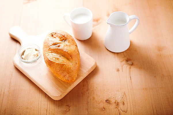 포토 JPG 스튜디오촬영 음식 빵 디저트 실내 사람없음 빵집 우유 바게트 버터 호밀빵 나무도마 나무배경 국내포토 백그라운드 유제품 도마 내부 목재 상점 파일형식