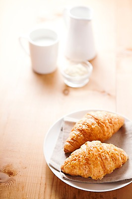 포토 JPG 스튜디오촬영 음식 빵 디저트 실내 사람없음 빵집 우유 크루아상 나무배경 국내포토 백그라운드 유제품 내부 상점 파일형식