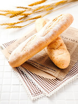 포토 JPG 스튜디오촬영 음식 빵 디저트 실내 사람없음 빵집 식탁보 신문 바게트 보리 나무도마 국내포토 곡류 도마 내부 목재 간행물 상점 뉴스 파일형식