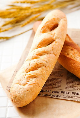 포토 JPG 스튜디오촬영 음식 빵 디저트 실내 사람없음 빵집 신문 바게트 보리 나무도마 국내포토 곡류 도마 내부 목재 간행물 상점 뉴스 파일형식