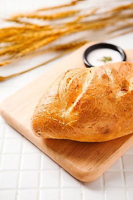 포토 JPG 스튜디오촬영 음식 빵 디저트 실내 사람없음 빵집 바게트 보리 나무도마 국내포토 곡류 도마 내부 목재 상점 파일형식