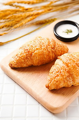 포토 JPG 스튜디오촬영 음식 빵 디저트 실내 사람없음 빵집 크루아상 보리 나무도마 국내포토 곡류 도마 내부 목재 상점 파일형식