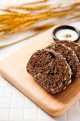 포토 JPG 스튜디오촬영 음식 빵 디저트 실내 사람없음 빵집 보리 나무도마 통호밀빵 국내포토 곡류 도마 내부 목재 상점 파일형식