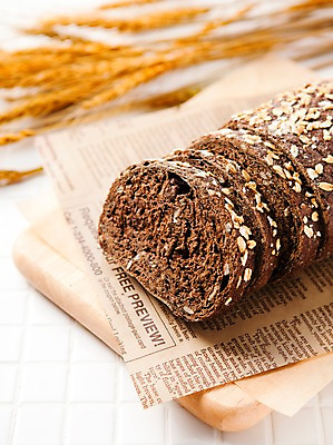 포토 JPG 스튜디오촬영 음식 빵 디저트 실내 사람없음 빵집 신문 보리 나무도마 통호밀빵 국내포토 곡류 도마 내부 목재 간행물 상점 뉴스 파일형식