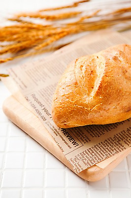 포토 JPG 스튜디오촬영 음식 빵 디저트 실내 사람없음 빵집 신문 보리 호밀빵 나무도마 국내포토 곡류 도마 내부 목재 간행물 상점 뉴스 파일형식