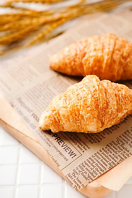 포토 JPG 스튜디오촬영 음식 빵 디저트 실내 사람없음 빵집 신문 크루아상 보리 나무도마 국내포토 곡류 도마 내부 목재 간행물 상점 뉴스 파일형식