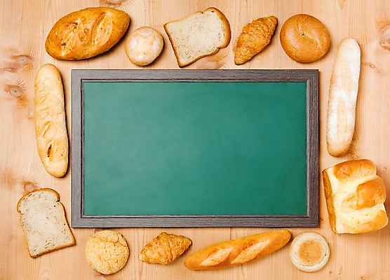 포토 JPG 스튜디오촬영 음식 빵 디저트 실내 사람없음 칠판 빵집 바게트 크루아상 식빵 호밀빵 소보루빵 나무배경 국내포토 백그라운드 내부 상점 파일형식