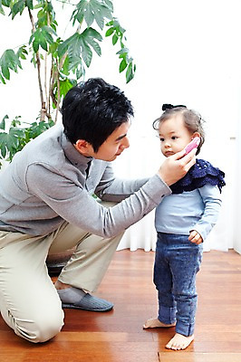 포토 JPG 전신 식물 라이프스타일 여자 남자 딸 행복 화분 거실 가족 실내 사랑 가족애 서기 사람 앉기 동양인 성인 두명 라이프 30대 한국인 자녀 아기 아빠 온도계 체온계 무릎꿇기 귀체온계 체온측정 부녀 국내포토 감정 관계 모션 인종 내부 생활 장년 측정 파일형식