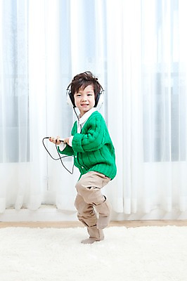 포토 JPG 전신 라이프스타일 남자 행복 아들 어린이 음악 거실 실내 사랑 한명 서기 웃음 들기 사람 동양인 소년 스마트폰 핸드폰 헤드폰 카펫 유치원생 음악감상 기쁨 한국인 매트 자녀 커튼 즐거움 남자만 남자한명만 어린이만 소년한명만 국내포토 1 감정 음향기기 가족 모션 문화예술 표정 인종 내부 생활 전자제품 스마트기기 감상 소년만 파일형식