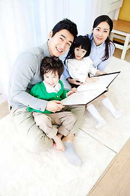 포토 JPG 전신 라이프스타일 여자 남자 딸 행복 아들 어린이 거실 가족 안기 엄마 실내 사랑 가족애 웃음 들기 사람 앉기 동양인 소년 여러명 성인 라이프 30대 하이앵글 카펫 유치원생 기쁨 한국인 매트 자녀 커튼 아빠 앨범 국내포토 감정 뷰포인트 다수 관계 모션 표정 인종 내부 생활 장년 파일형식