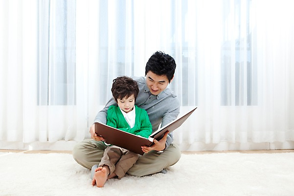 포토 JPG 전신 라이프스타일 남자 행복 아들 어린이 거실 가족 안기 실내 사랑 가족애 웃음 들기 사람 앉기 동양인 소년 성인 두명 라이프 30대 카펫 유치원생 기쁨 한국인 매트 자녀 커튼 아빠 앨범 남자만 국내포토 감정 관계 모션 표정 인종 내부 생활 장년 파일형식