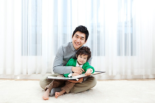 포토 JPG 전신 라이프스타일 남자 행복 아들 어린이 거실 가족 안기 실내 사랑 가족애 웃음 들기 사람 앉기 동양인 소년 성인 두명 라이프 30대 카펫 유치원생 기쁨 한국인 매트 자녀 커튼 아빠 앨범 남자만 국내포토 감정 관계 모션 표정 인종 내부 생활 장년 파일형식