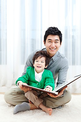 포토 JPG 전신 라이프스타일 남자 행복 아들 어린이 거실 가족 안기 실내 사랑 가족애 웃음 사람 앉기 동양인 소년 성인 두명 라이프 30대 카펫 유치원생 기쁨 한국인 매트 자녀 커튼 아빠 앨범 남자만 국내포토 감정 관계 모션 표정 인종 내부 생활 장년 파일형식