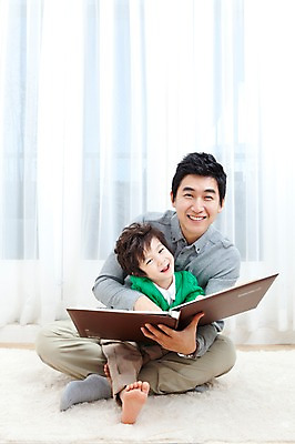 포토 JPG 전신 라이프스타일 남자 행복 아들 어린이 거실 가족 안기 실내 사랑 가족애 웃음 사람 앉기 동양인 소년 성인 두명 라이프 30대 카펫 유치원생 기쁨 한국인 매트 자녀 커튼 아빠 앨범 남자만 국내포토 감정 관계 모션 표정 인종 내부 생활 장년 파일형식