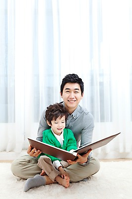 포토 JPG 전신 라이프스타일 남자 행복 아들 어린이 거실 가족 안기 실내 사랑 가족애 웃음 사람 앉기 동양인 소년 성인 두명 라이프 30대 카펫 유치원생 기쁨 한국인 매트 자녀 커튼 아빠 앨범 남자만 국내포토 감정 관계 모션 표정 인종 내부 생활 장년 파일형식