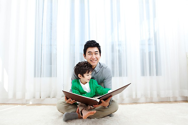 포토 JPG 전신 라이프스타일 남자 행복 아들 어린이 거실 가족 안기 실내 사랑 가족애 웃음 사람 앉기 동양인 소년 성인 두명 라이프 30대 카펫 유치원생 기쁨 한국인 매트 자녀 커튼 아빠 앨범 남자만 국내포토 감정 관계 모션 표정 인종 내부 생활 장년 파일형식