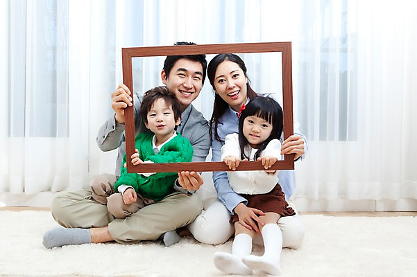 포토 JPG 전신 라이프스타일 여자 남자 딸 행복 아들 어린이 액자 거실 가족 안기 엄마 프레임 실내 사랑 가족애 틀 웃음 들기 사람 앉기 동양인 소년 여러명 성인 라이프 30대 카펫 유치원생 기쁨 한국인 매트 자녀 커튼 아빠 가족사진 국내포토 감정 다수 관계 모션 표정 인종 내부 생활 장년 파일형식 단체사진