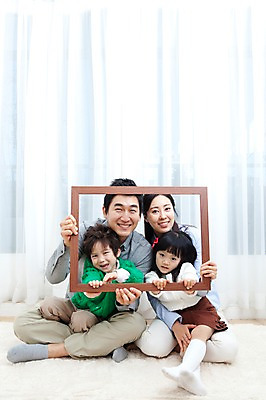 포토 JPG 전신 라이프스타일 여자 남자 딸 행복 아들 어린이 액자 거실 가족 안기 엄마 프레임 실내 사랑 가족애 틀 웃음 들기 사람 앉기 동양인 소년 여러명 성인 라이프 30대 카펫 유치원생 기쁨 한국인 매트 자녀 커튼 아빠 가족사진 국내포토 감정 다수 관계 모션 표정 인종 내부 생활 장년 파일형식 단체사진