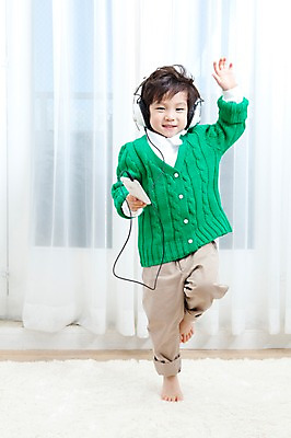 포토 JPG 전신 라이프스타일 남자 행복 아들 어린이 음악 거실 실내 사랑 한명 서기 웃음 들기 사람 동양인 소년 스마트폰 핸드폰 헤드폰 카펫 유치원생 음악감상 기쁨 한국인 매트 자녀 커튼 남자만 남자한명만 어린이만 소년한명만 국내포토 1 감정 음향기기 가족 모션 문화예술 표정 인종 내부 생활 전자제품 스마트기기 감상 소년만 파일형식