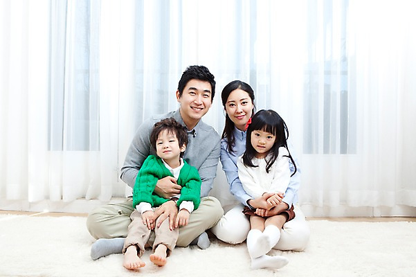 포토 JPG 전신 라이프스타일 여자 남자 딸 행복 아들 어린이 거실 가족 안기 엄마 실내 사랑 가족애 웃음 들기 사람 앉기 동양인 소년 여러명 성인 라이프 30대 카펫 유치원생 기쁨 한국인 매트 자녀 커튼 아빠 국내포토 감정 다수 관계 모션 표정 인종 내부 생활 장년 파일형식
