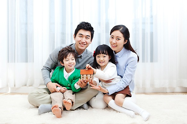 포토 JPG 전신 라이프스타일 여자 남자 딸 행복 아들 어린이 거실 장난 가족 안기 엄마 주택 실내 사랑 가족애 웃음 들기 사람 앉기 동양인 소년 여러명 성인 라이프 30대 모형 카펫 유치원생 기쁨 미니어처 한국인 매트 자녀 커튼 아빠 재테크 내집마련 메롱 국내포토 감정 다수 관계 모션 부동산 표정 인종 내부 건물 생활 장년 금융 파일형식