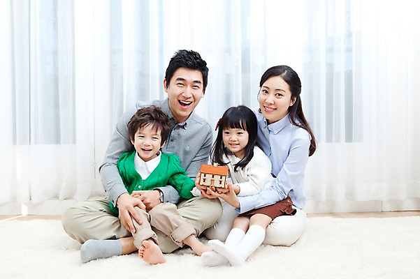 포토 JPG 전신 라이프스타일 여자 남자 딸 행복 아들 어린이 거실 가족 안기 엄마 주택 실내 사랑 가족애 웃음 들기 사람 앉기 동양인 소년 여러명 성인 라이프 30대 모형 카펫 유치원생 기쁨 미니어처 한국인 매트 자녀 커튼 아빠 재테크 내집마련 국내포토 감정 다수 관계 모션 부동산 표정 인종 내부 건물 생활 장년 금융 파일형식