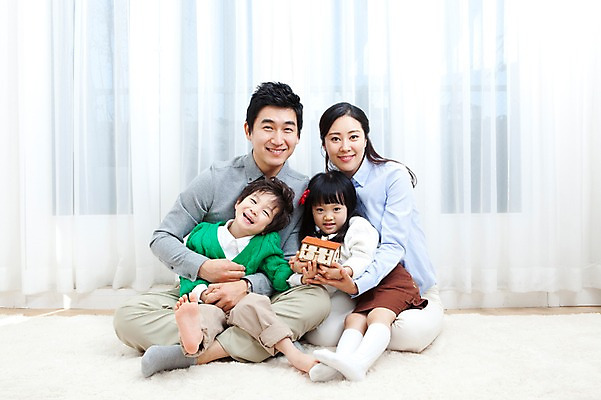 포토 JPG 전신 라이프스타일 여자 남자 딸 행복 아들 어린이 거실 가족 안기 엄마 주택 실내 사랑 가족애 웃음 들기 사람 앉기 동양인 소년 여러명 성인 라이프 30대 모형 카펫 유치원생 기쁨 미니어처 한국인 매트 자녀 커튼 아빠 재테크 내집마련 국내포토 감정 다수 관계 모션 부동산 표정 인종 내부 건물 생활 장년 금융 파일형식