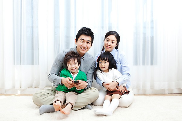 포토 JPG 전신 라이프스타일 여자 남자 딸 행복 아들 어린이 거실 가족 안기 엄마 실내 사랑 가족애 웃음 들기 사람 앉기 동양인 소년 여러명 성인 라이프 30대 카펫 유치원생 기쁨 한국인 매트 자녀 커튼 아빠 리모컨 티비시청 국내포토 감정 다수 관계 모션 표정 인종 내부 생활 장년 시청_보고들음 파일형식