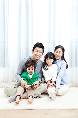 포토 JPG 전신 라이프스타일 여자 남자 딸 행복 아들 어린이 거실 가족 안기 엄마 실내 사랑 가족애 웃음 들기 사람 앉기 동양인 소년 여러명 성인 라이프 30대 카펫 유치원생 기쁨 한국인 매트 자녀 커튼 아빠 리모컨 티비시청 국내포토 감정 다수 관계 모션 표정 인종 내부 생활 장년 시청_보고들음 파일형식