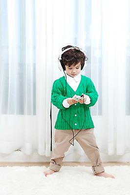 포토 JPG 전신 라이프스타일 남자 행복 아들 어린이 음악 거실 실내 사랑 한명 서기 웃음 들기 사람 동양인 소년 스마트폰 핸드폰 헤드폰 카펫 유치원생 음악감상 기쁨 한국인 매트 자녀 커튼 남자만 남자한명만 어린이만 소년한명만 국내포토 1 감정 음향기기 가족 모션 문화예술 표정 인종 내부 생활 전자제품 스마트기기 감상 소년만 파일형식