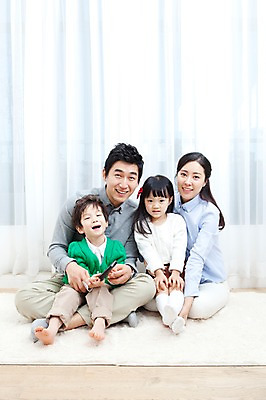 포토 JPG 전신 라이프스타일 여자 남자 딸 행복 아들 어린이 거실 가족 안기 엄마 실내 사랑 가족애 웃음 들기 사람 앉기 동양인 소년 여러명 성인 라이프 30대 카펫 유치원생 기쁨 한국인 매트 자녀 커튼 아빠 리모컨 티비시청 국내포토 감정 다수 관계 모션 표정 인종 내부 생활 장년 시청_보고들음 파일형식